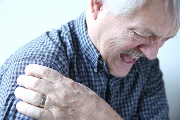 Bolovi u ramenu kod starijeg muškarca s dijagnozom artroze ramenog zgloba